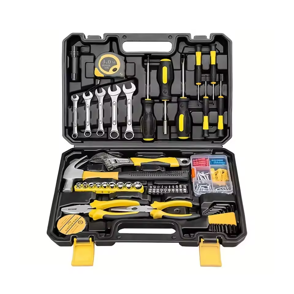 Equipez-vous avec la Trousse à Outils 126 Pièces et sa Perceuse Portative 8V. Idéale pour tous vos projets de bricolage, elle offre une perceuse sans fil performante, 126 outils en acier allié résistants à la corrosion et une mallette de transport